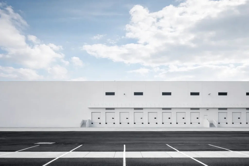 Fa&ccedil;ade d&rsquo;un entrep&ocirc;t logistique avec quais de chargement