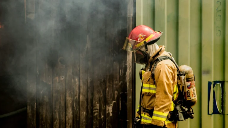 Pompier en intervention illustrant la mise en &oelig;uvre d'un plan de d&eacute;fense incendie sur un site ICPE