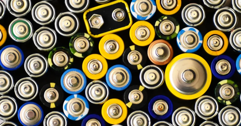 Cellules de batteries lithium-ion en vrac, illustrant le stockage visé par la future rubrique 2926