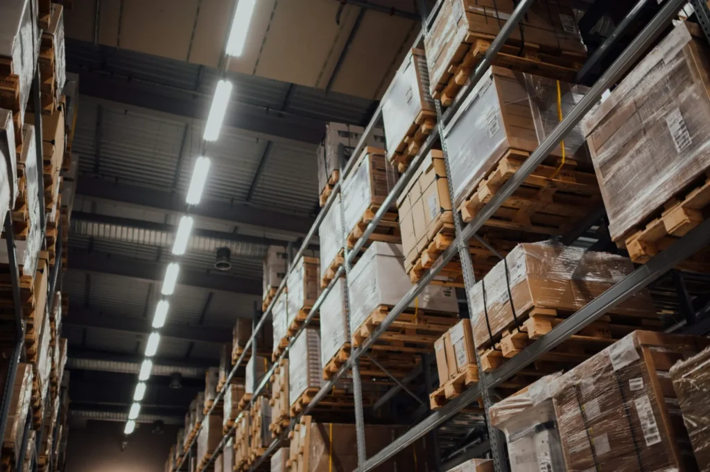 Entrep&ocirc;t logistique avec racks de stockage de palettes