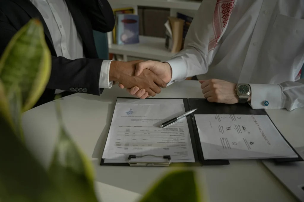 Poignée de main entre deux parties au-dessus d'un contrat de bail