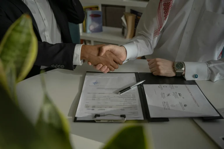 Poign&eacute;e de main entre deux parties au-dessus d'un contrat de bail
